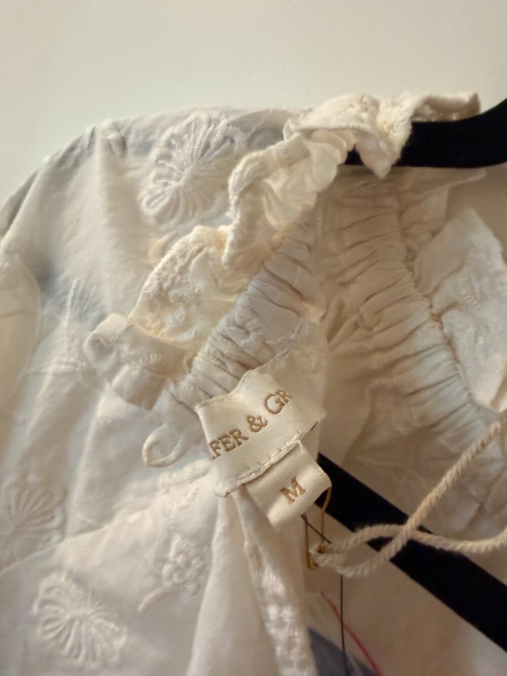 NWT Jennifer & Grace Ivory Embroidered 3D Floral Blouse M - Picture 4 of 4